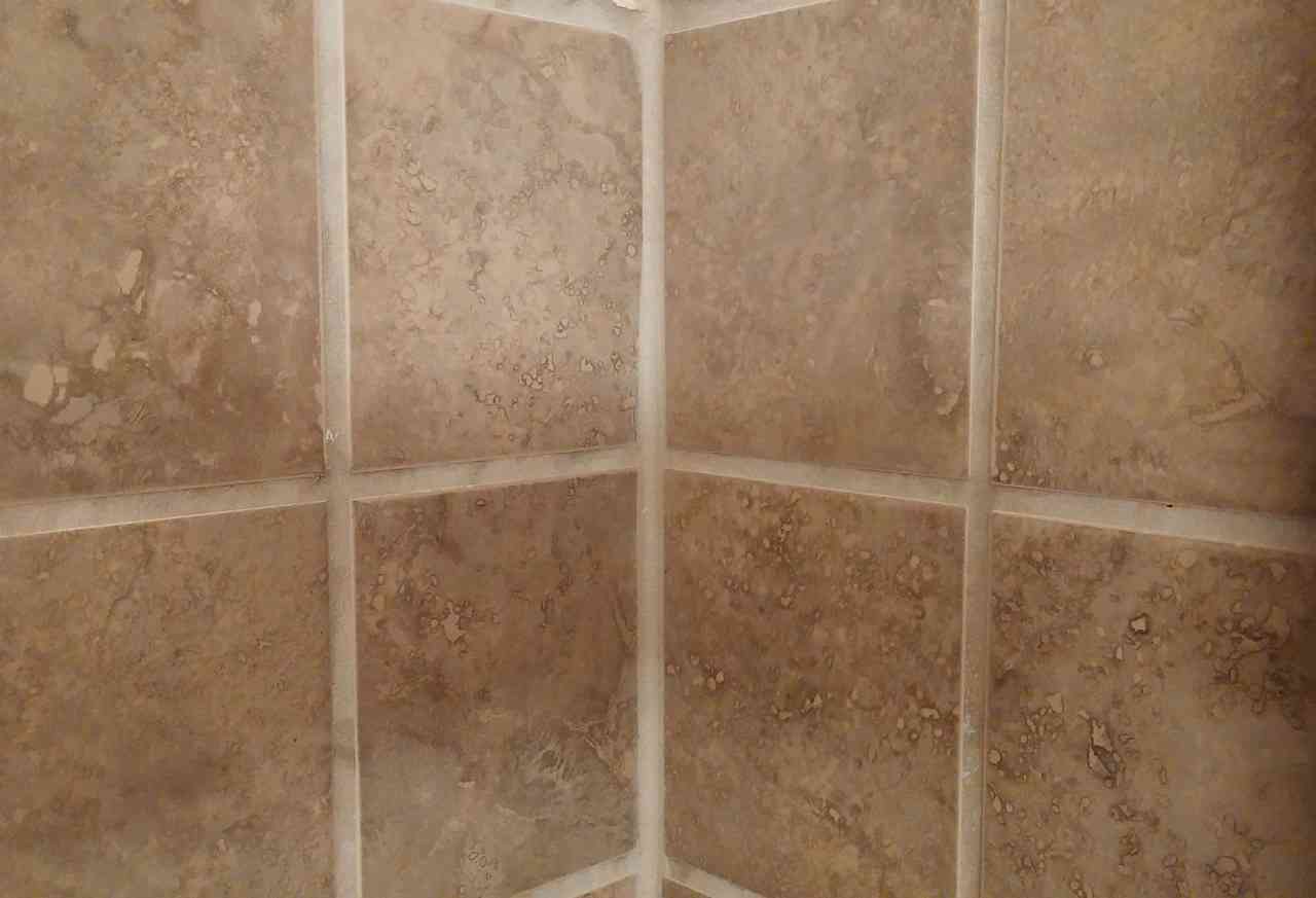 Светло-коричневая плитка в углу ванной