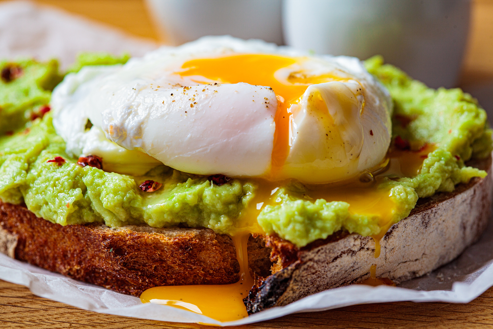 Тост с авокадо и яйцом на завтрак школьнику