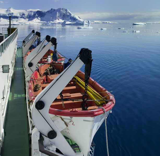 Туристические лодки на корабле, едущем по Антарктике