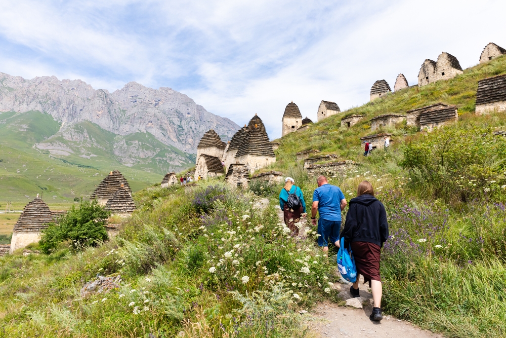 Туристы в городе мертвых Даргавсе, Северная Осетия