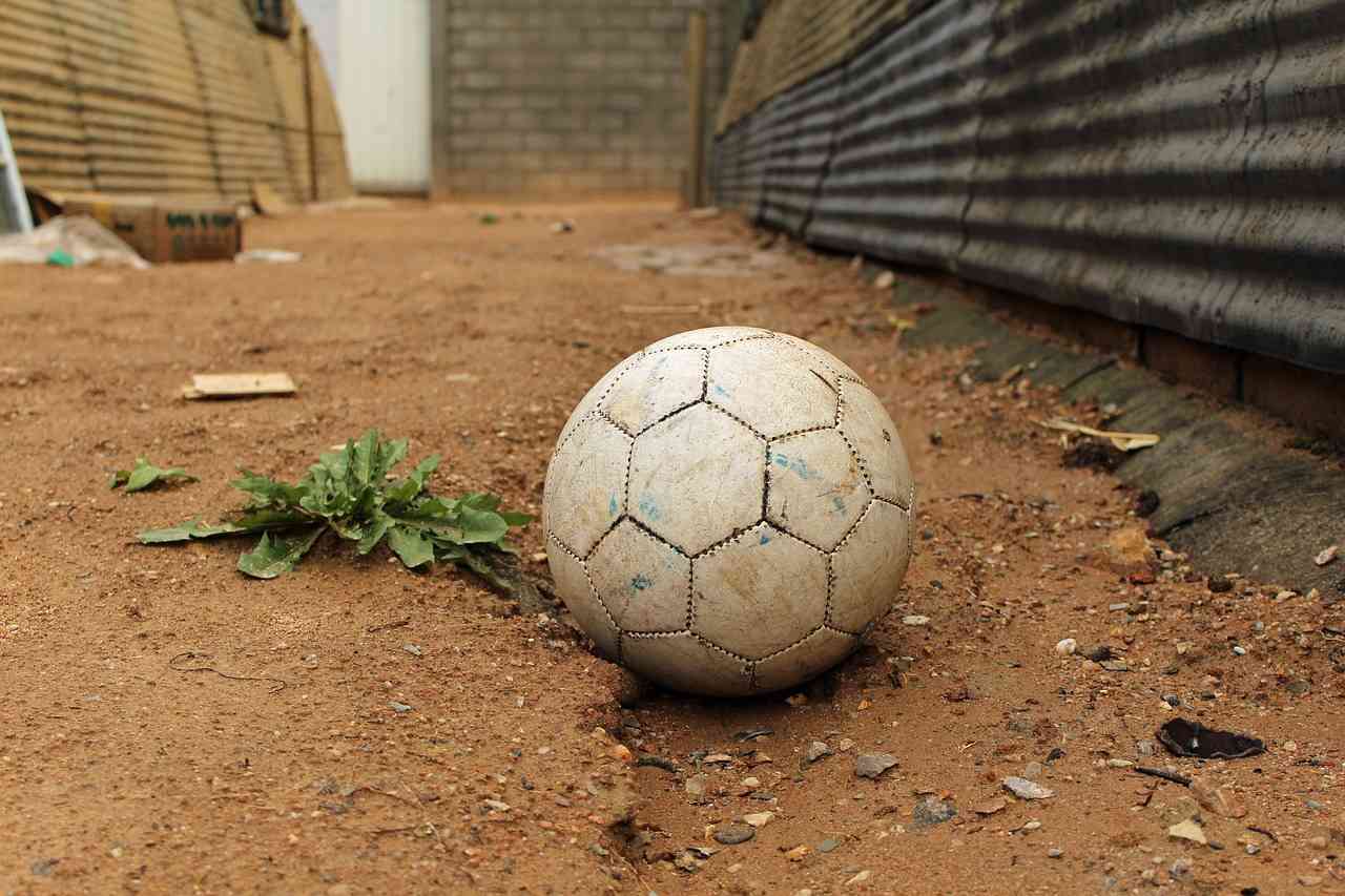 Старый белый футбольный мяч