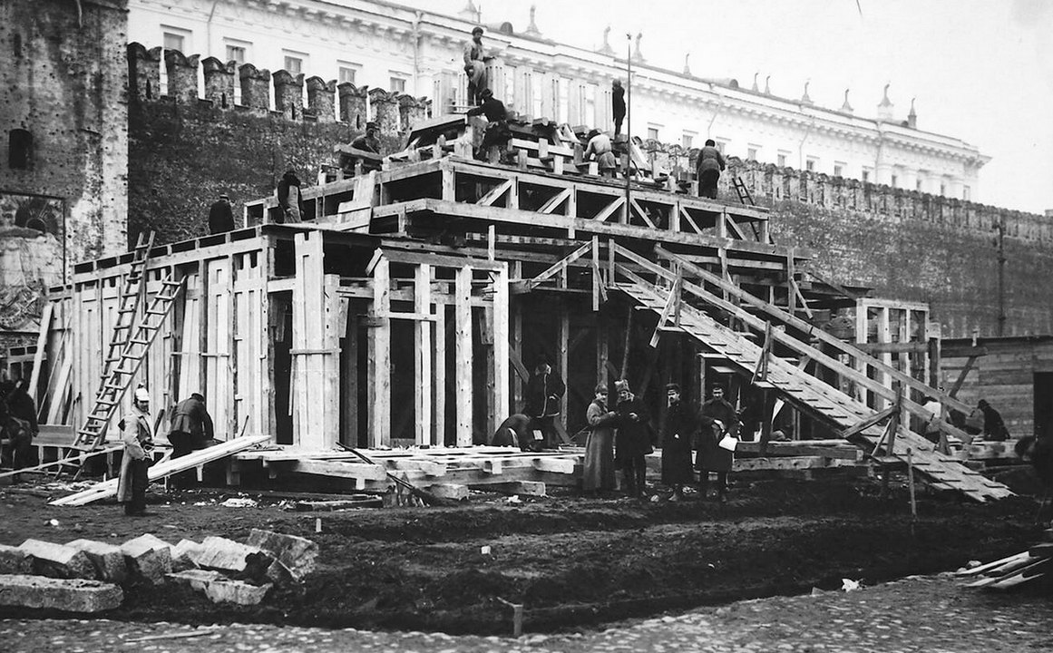 Архивные фото строительства первого деревянного мавзолея на Красной площади в Москве.