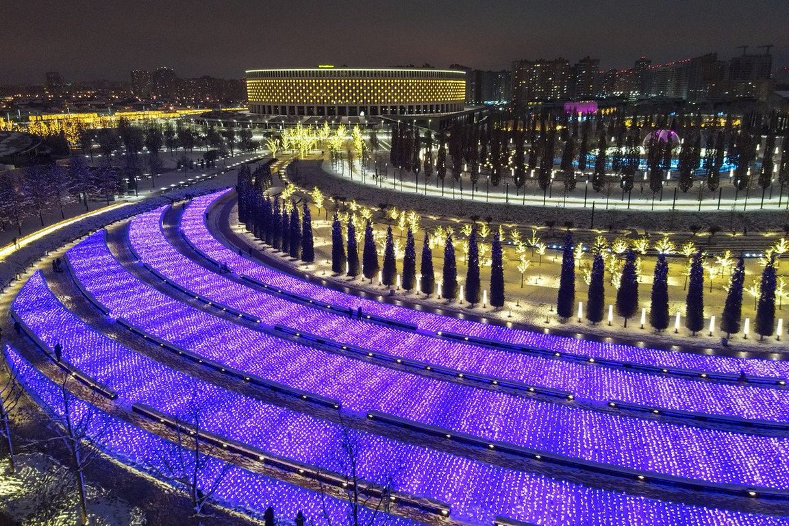 Парк Галицкого зимой с новогодней подсветкой
