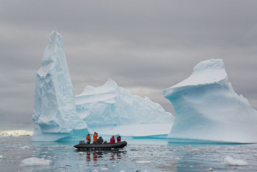 Туристы на лодке Зодиак в Антарктике