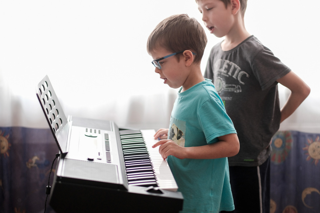 Мальчики изучают цифровое пианино