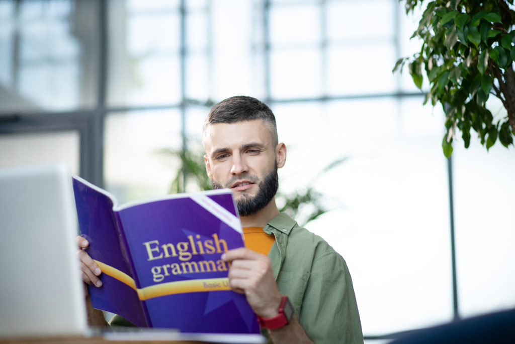 Мужчина с учебником грамматики английского языка