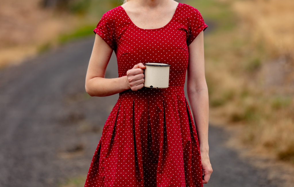 Девушка в красном платье в горошек