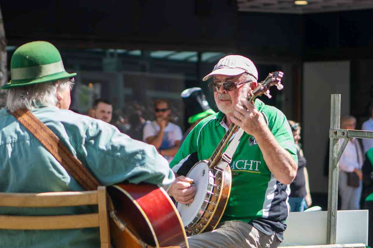 Два музыканта играют на баджо и гитаре на улице